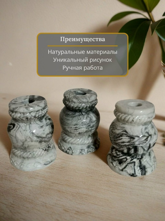 Набор из трёх подсвечников белый мрамор на деревянной поверхности — готовая композиция